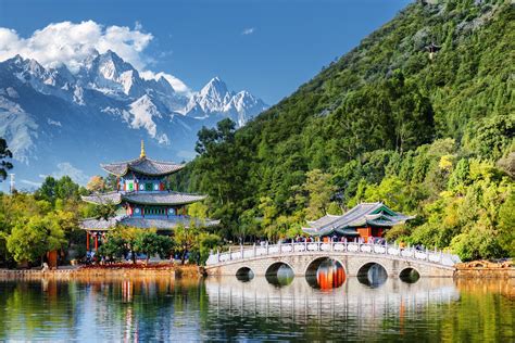 麗江旅遊有哪個景點，且談論一下當地居民對於麗江旅遊的看法與期待。